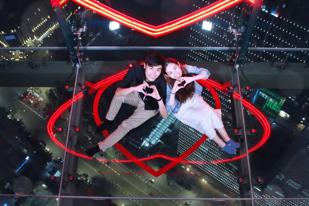 Visitors can experience Sky Walk - a glass floor that allows visitors to see the whole city from above at Lotte Center (Source: LOTTE Hanoi Sky - Đ&agrave;i Quan S&aacute;t LOTTE)